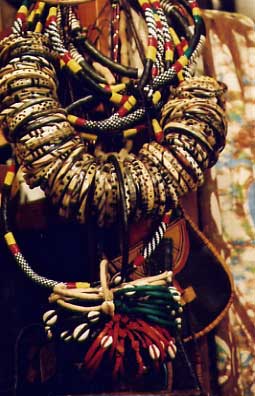 des colliers et des brassards tr&eacute;s africaines